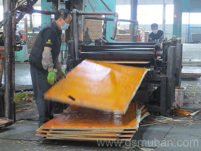 建筑紅木板批發(fā)哪個好?紅色模板如何選購